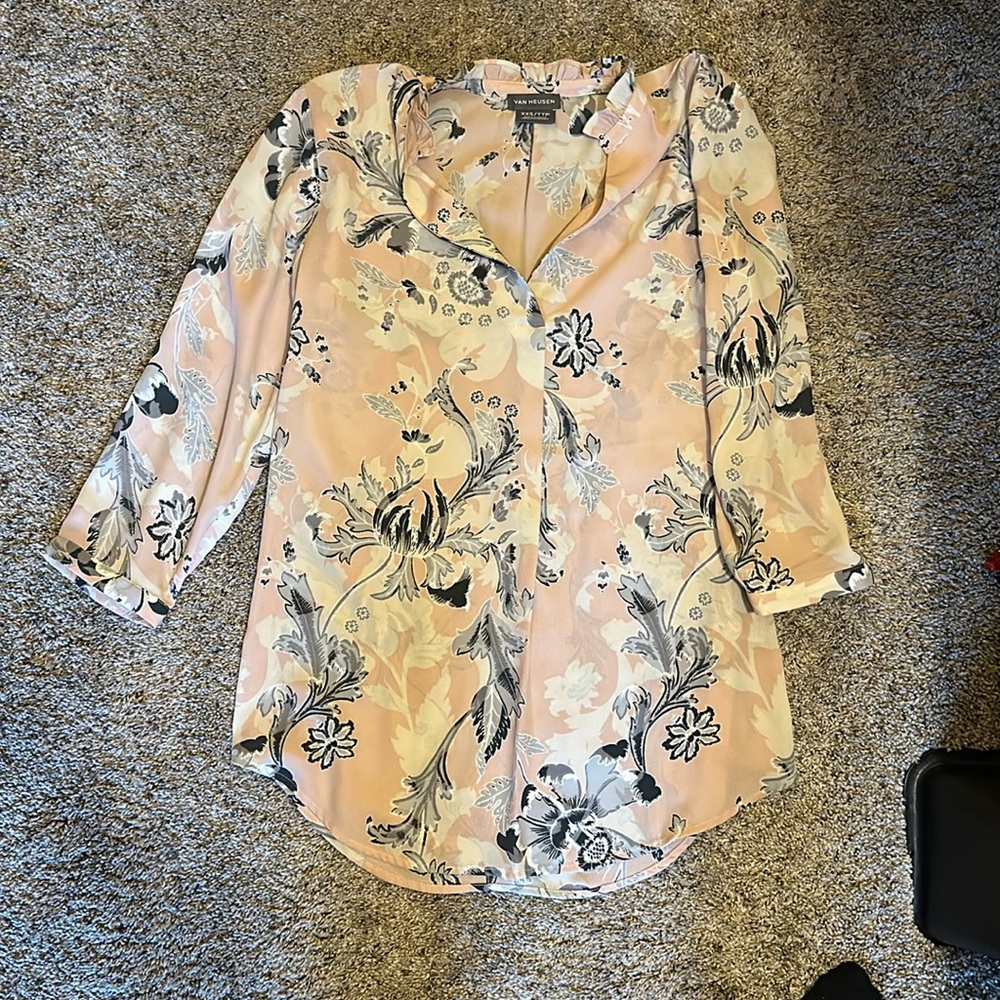 Women’s Van Heusen Top.